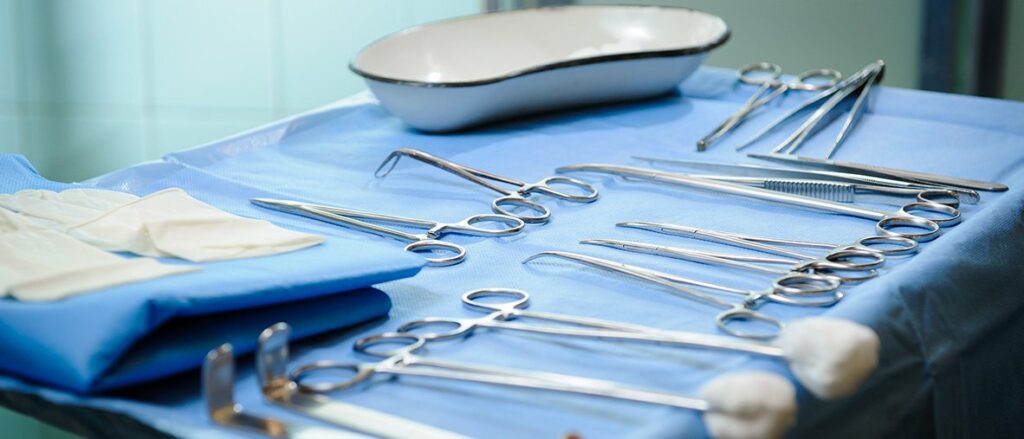 A table with many surgical instruments on it